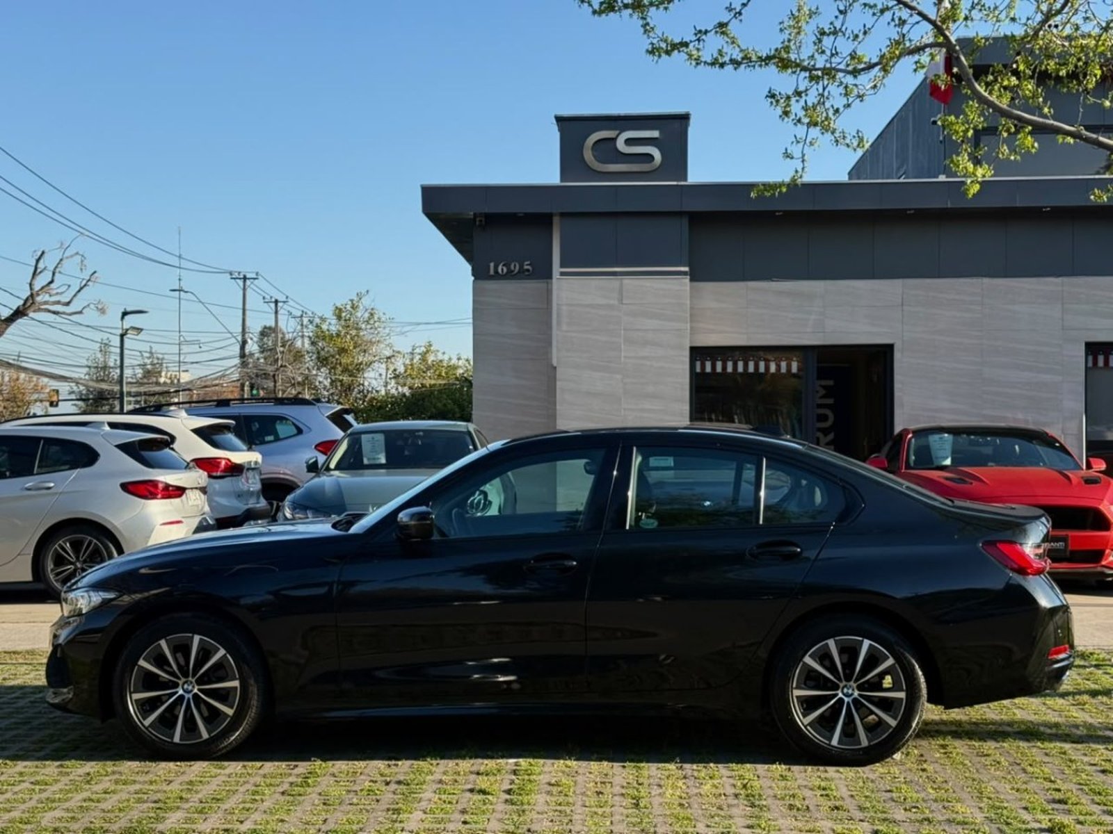 BMW 320I URBAN LCI 2.0 AT TURBO 2024 - Foto 2 de 10