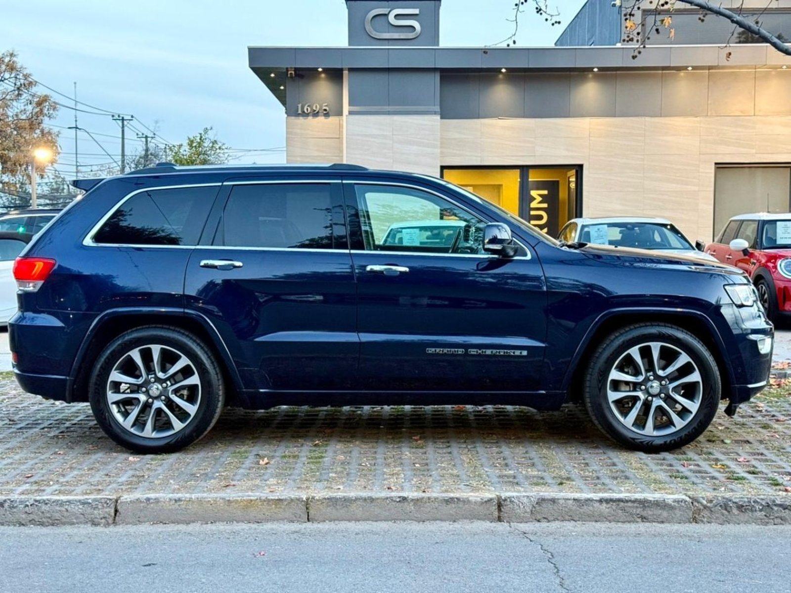JEEP GRAND CHEROKEE OVERLAND 4X4 5.7 AT 2019 - Imagen 6 de 10
