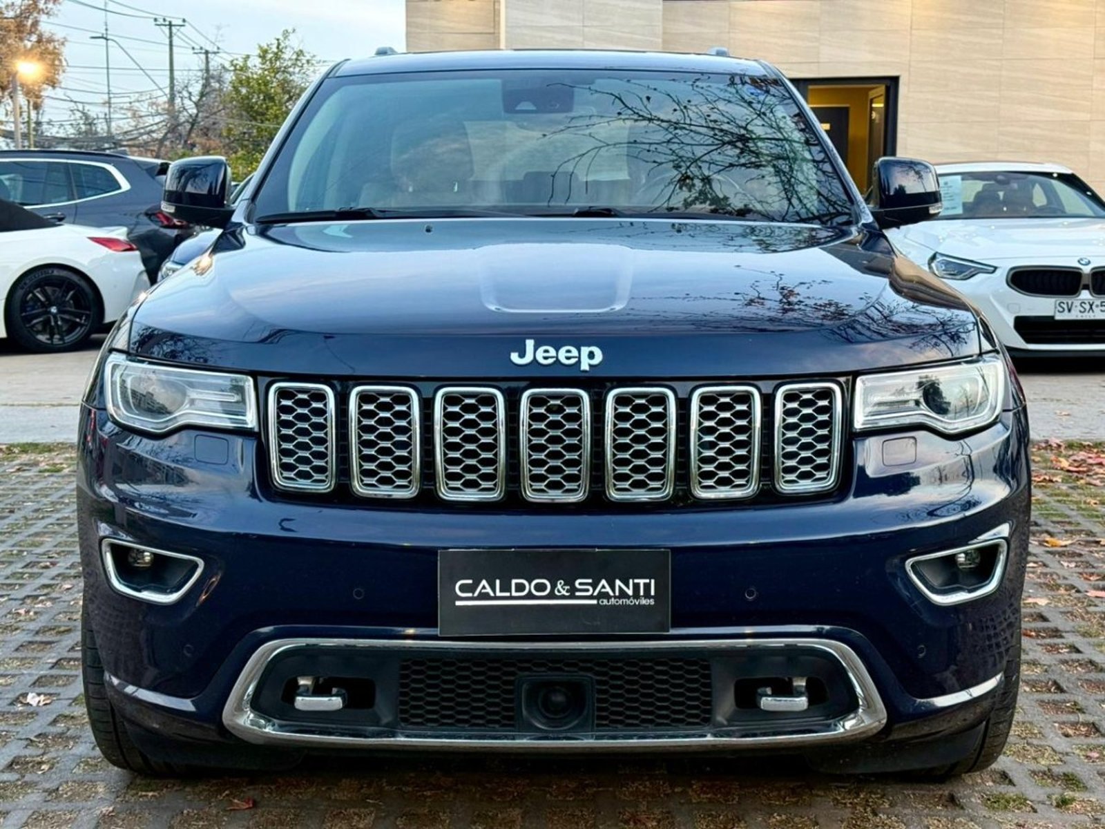 JEEP GRAND CHEROKEE OVERLAND 4X4 5.7 AT 2019 - Imagen 8 de 10