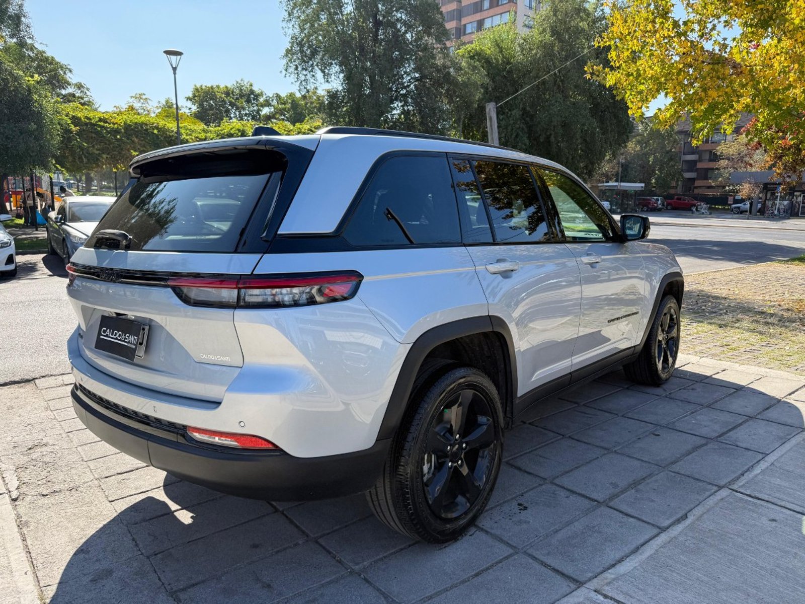Jeep NEW GRAND CHEROKEE LAREDO ALTITU 3.6 AT 4X4 2024 - Foto 4 de 10