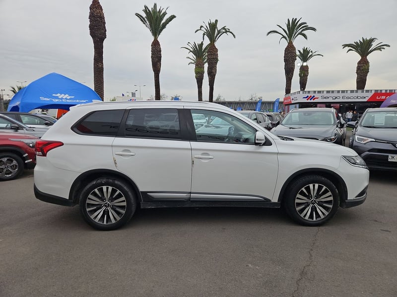 Mitsubishi OUTLANDER 2022 - Imagen 9 de 15