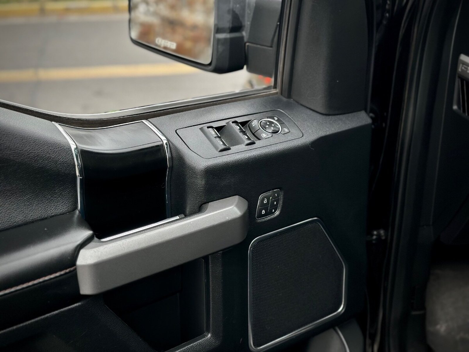 FORD F-150 PLATINUM 2019 - Imagen 8 de 10