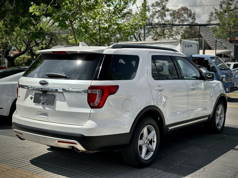 Ford EXPLORER XLT 2018 - Imagen 6 de 10