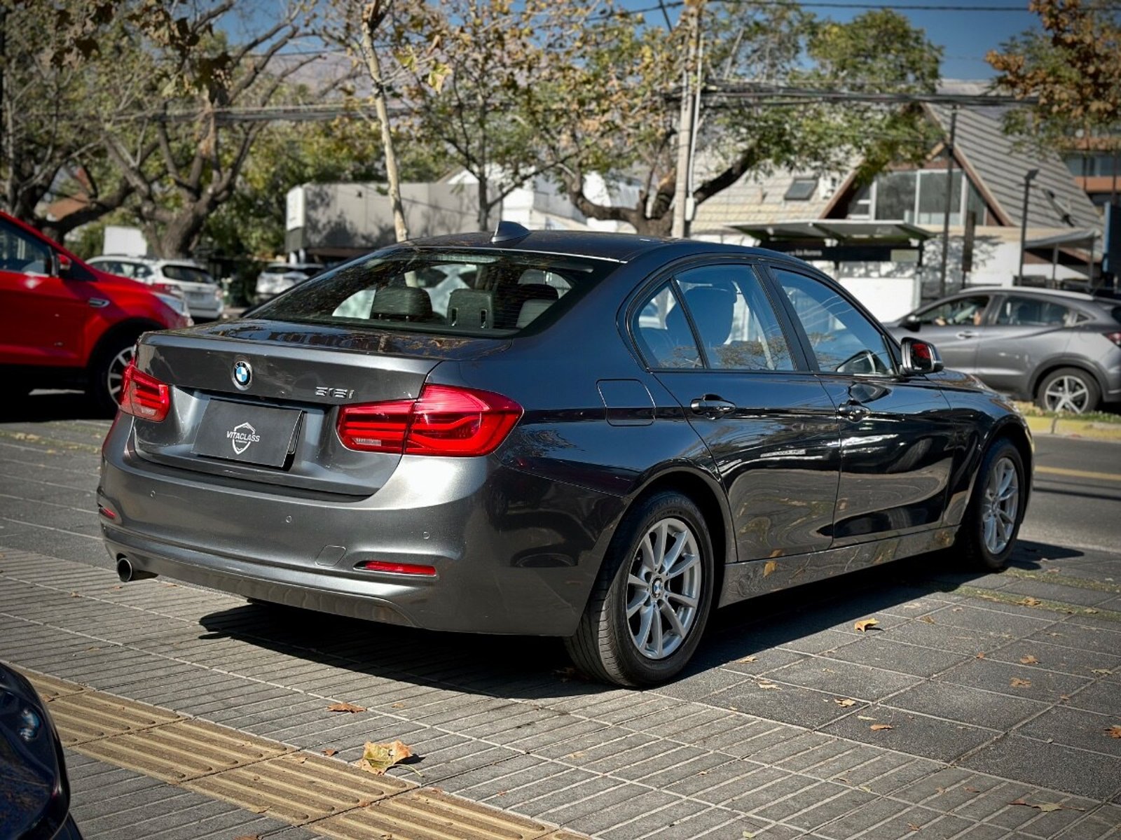 BMW 318 LCI 2016 - Imagen 6 de 10