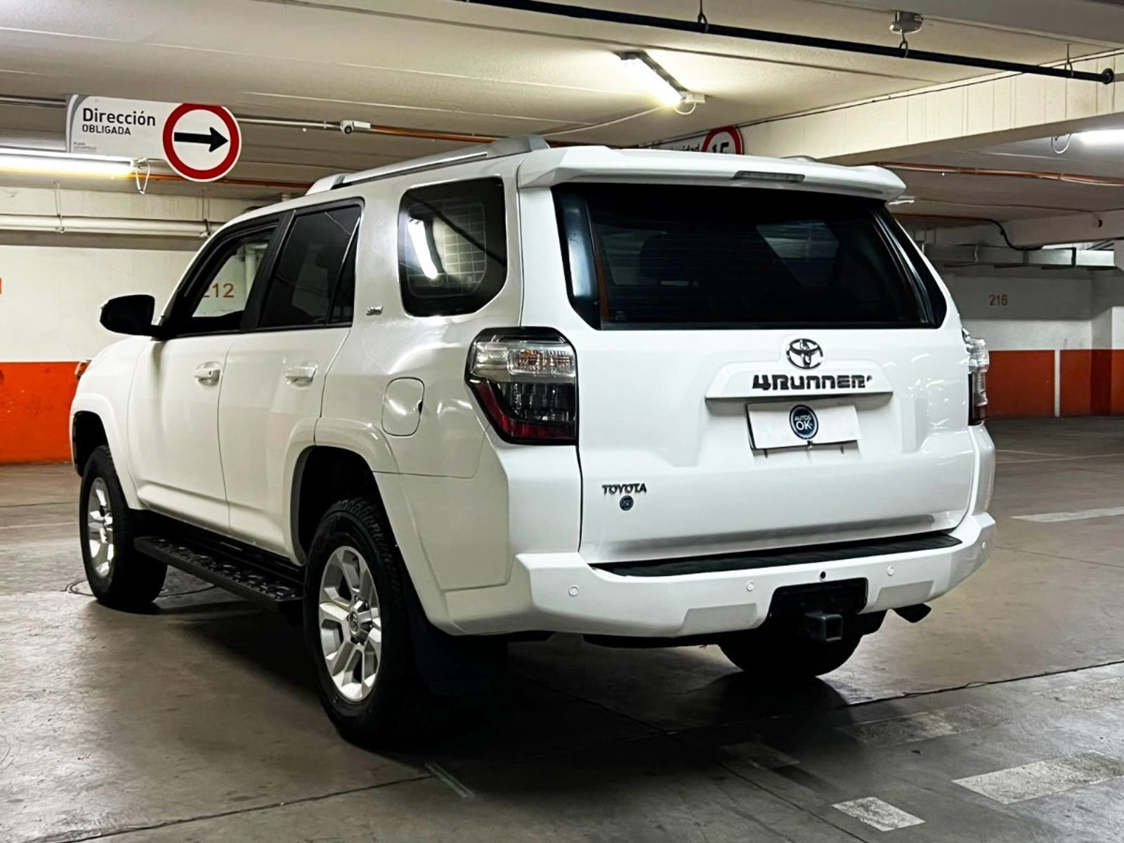 TOYOTA 4 RUNNER SR5 4X4 4.0 AUT 2018 - Imagen 6 de 10