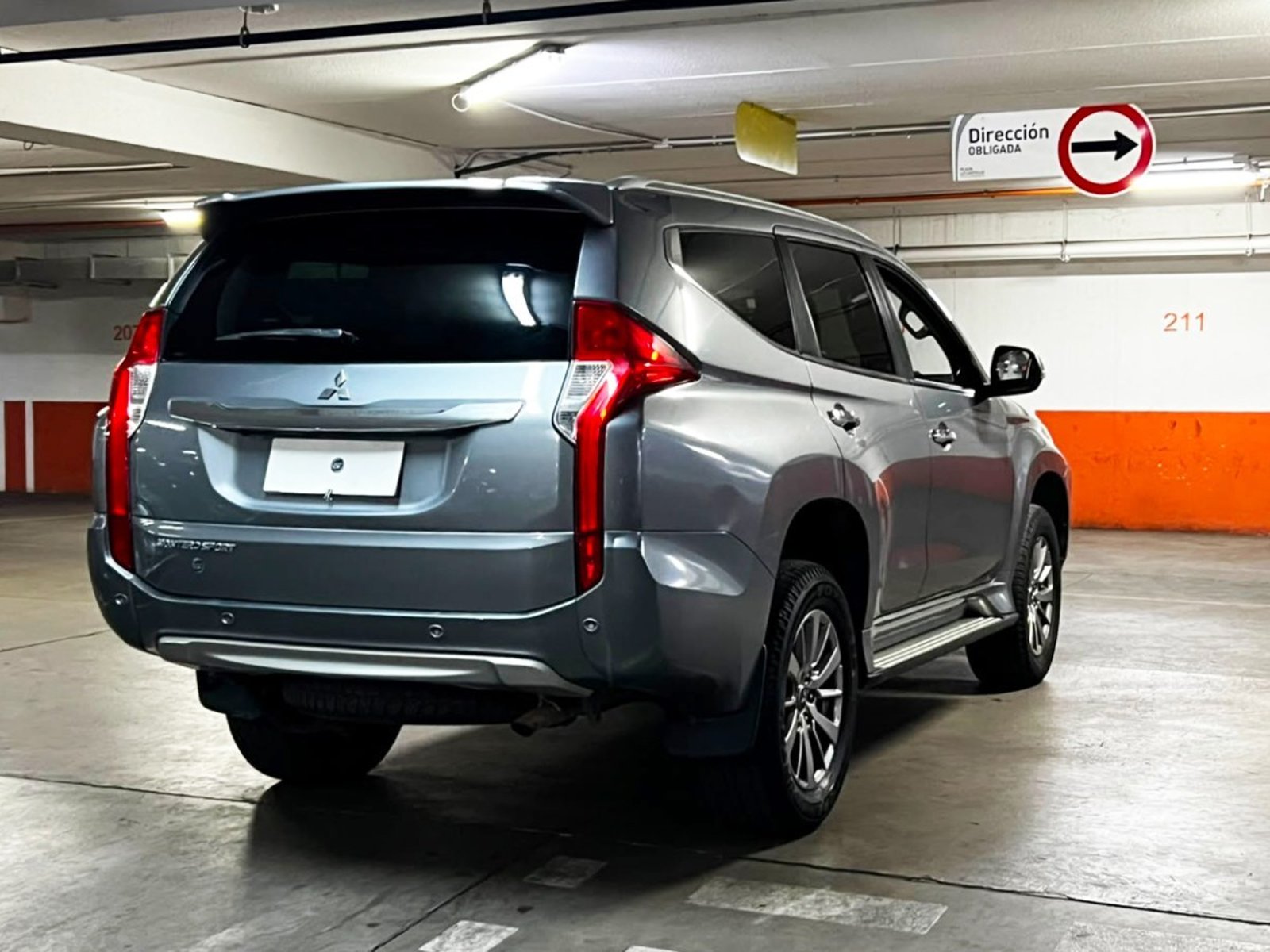 Mitsubishi MONTERO SPORT 3.0 4X2 AT 5P 2019 - Foto 4 de 10