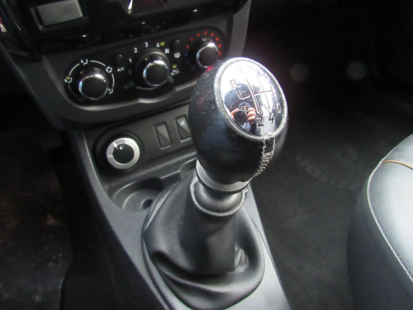 RENAULT DUSTER 2.0 ZEN 4X4 6MT 5P 2020 - Imagen 13 de 17