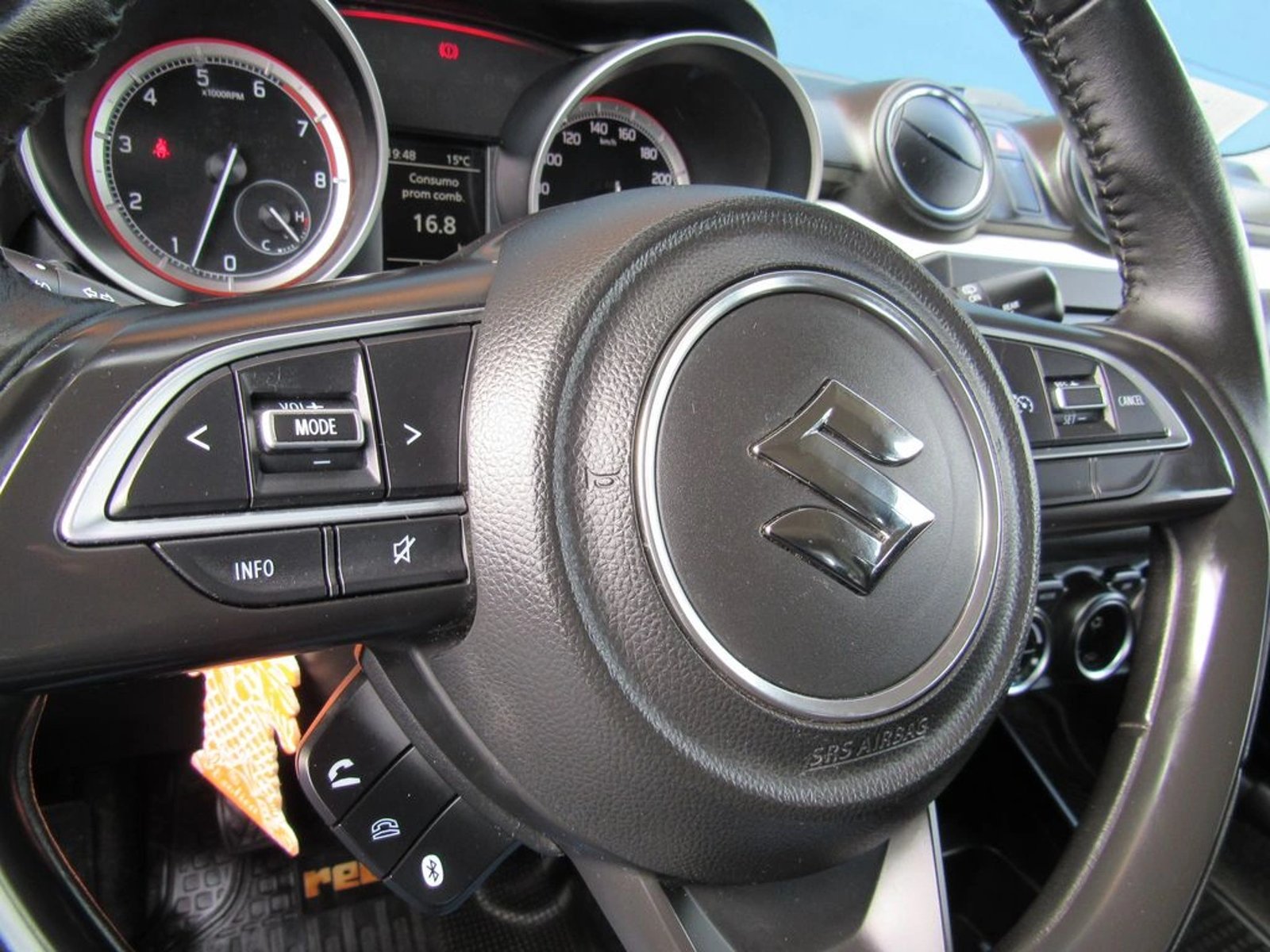 SUZUKI SWIFT GLX 2WD 1.2 2019 - Imagen 7 de 18