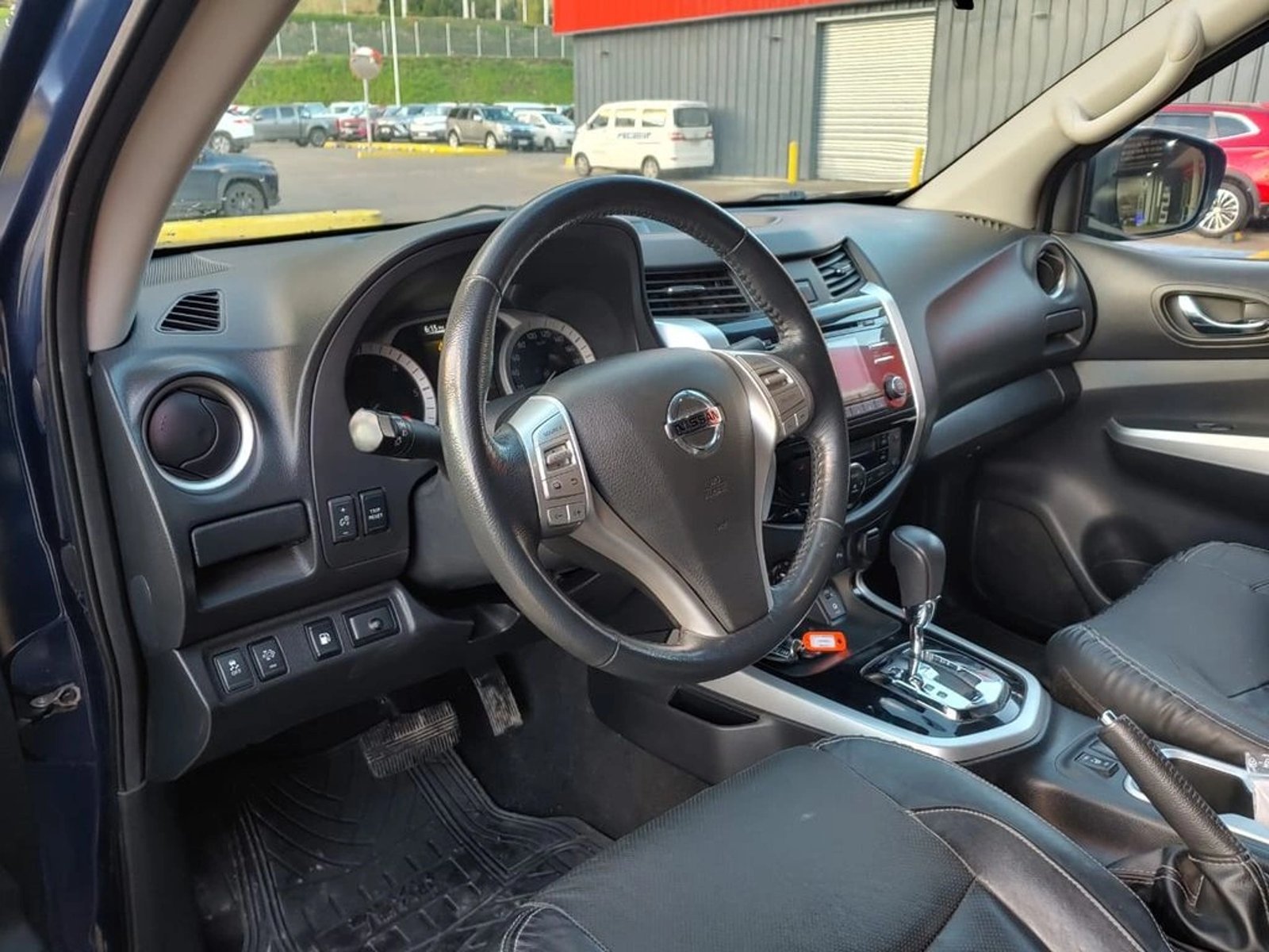 NISSAN NP300 NP300 D CAB 4X4 2.3 AUT 2020 - Imagen 8 de 15