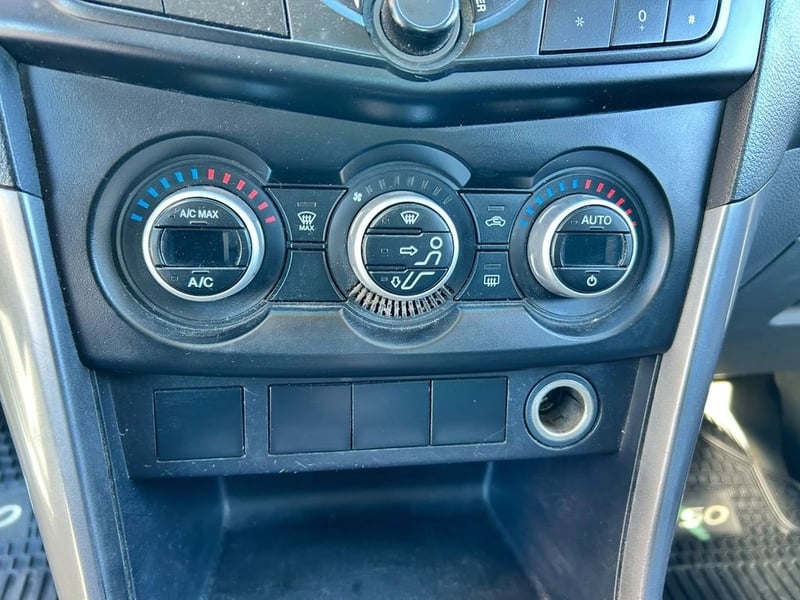 Mazda BT-50 2.2 SDX DOB. CAB. DIESEL 4X4 6MT 4P 2022 - Imagen 17 de 18
