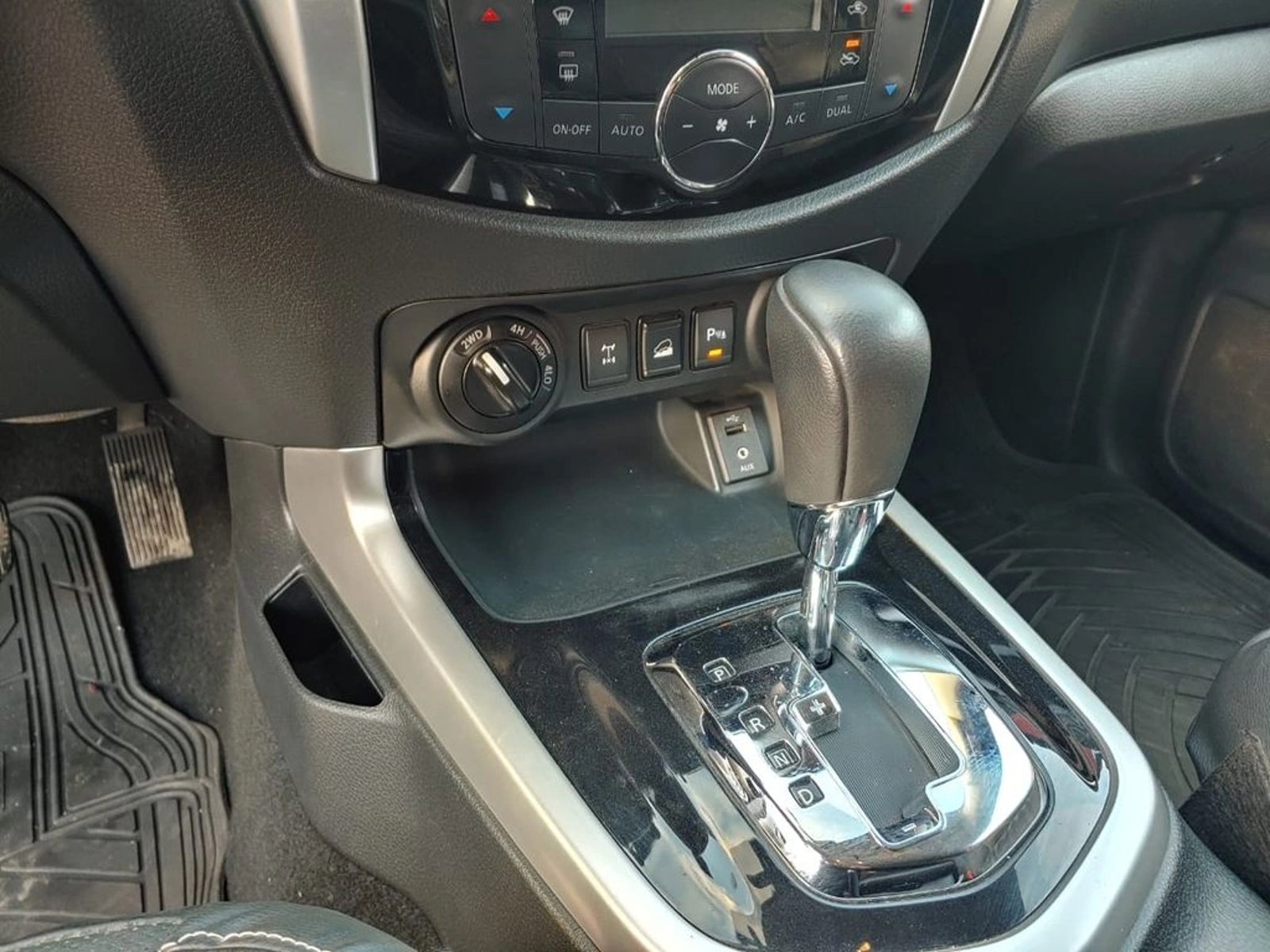 NISSAN NP300 NP300 D CAB 4X4 2.3 AUT 2020 - Imagen 14 de 15