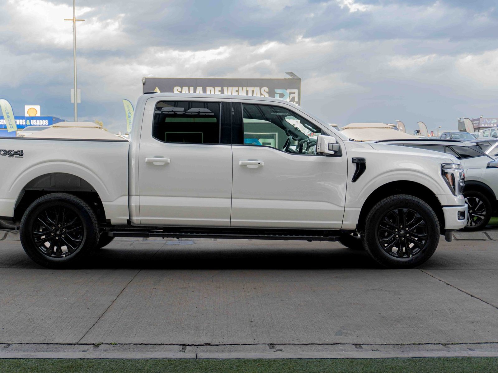 Ford F-150 LARIAT BLACK 5.0 2026 - Foto 3 de 11