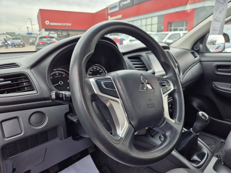 Mitsubishi L200 2.4 TD WORK CR WF MT 4X2 2023 - Imagen 10 de 20