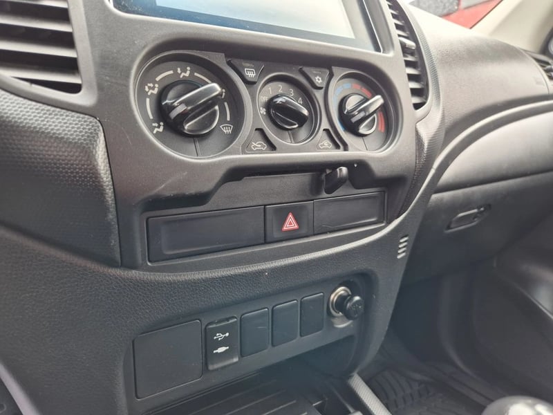 Mitsubishi L200 2.4 TD WORK CR WF MT 4X2 2023 - Imagen 18 de 20