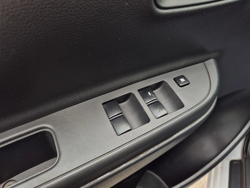 Mitsubishi L200 2.4 TD WORK CR WF MT 4X2 2023 - Imagen 14 de 20
