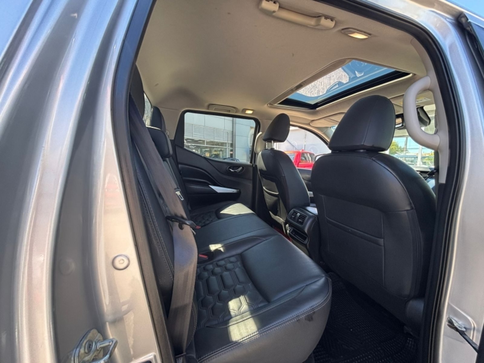 Nissan NAVARA 2.3 DC PLATINUM AT 4X4 DIESEL 2023 - Imagen 11 de 18
