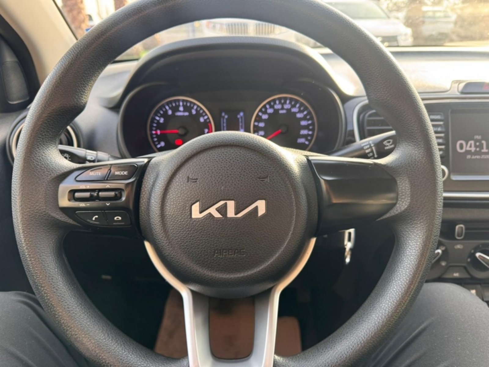 Kia SOLUTO 1.4 LX AC MT 2024 - Imagen 7 de 13