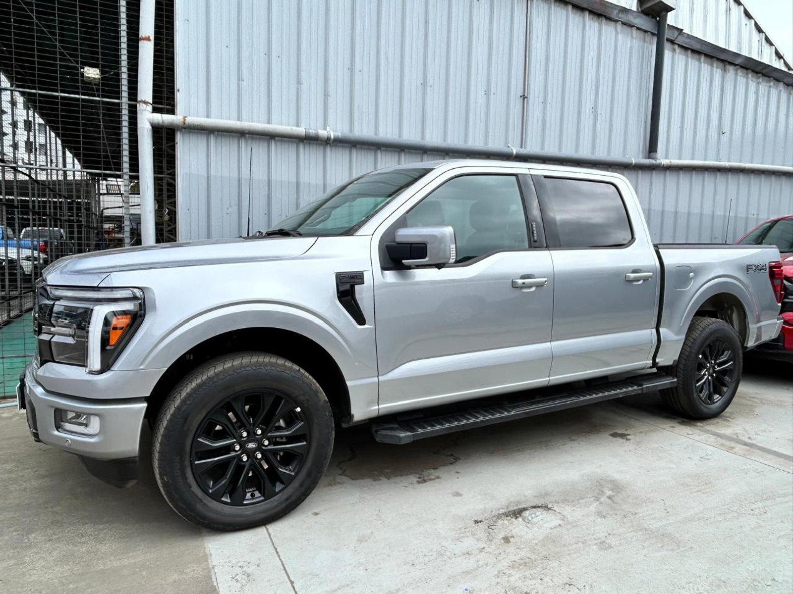 Ford F-150 LARIAT BLACK 4X4 5.0 AUT 2025 - Foto 2 de 4