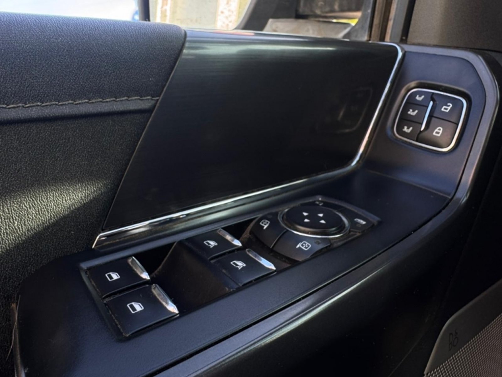 FORD F-150 5.0 LARIAT BLACK CC AT 4X4 2025 - Imagen 11 de 14
