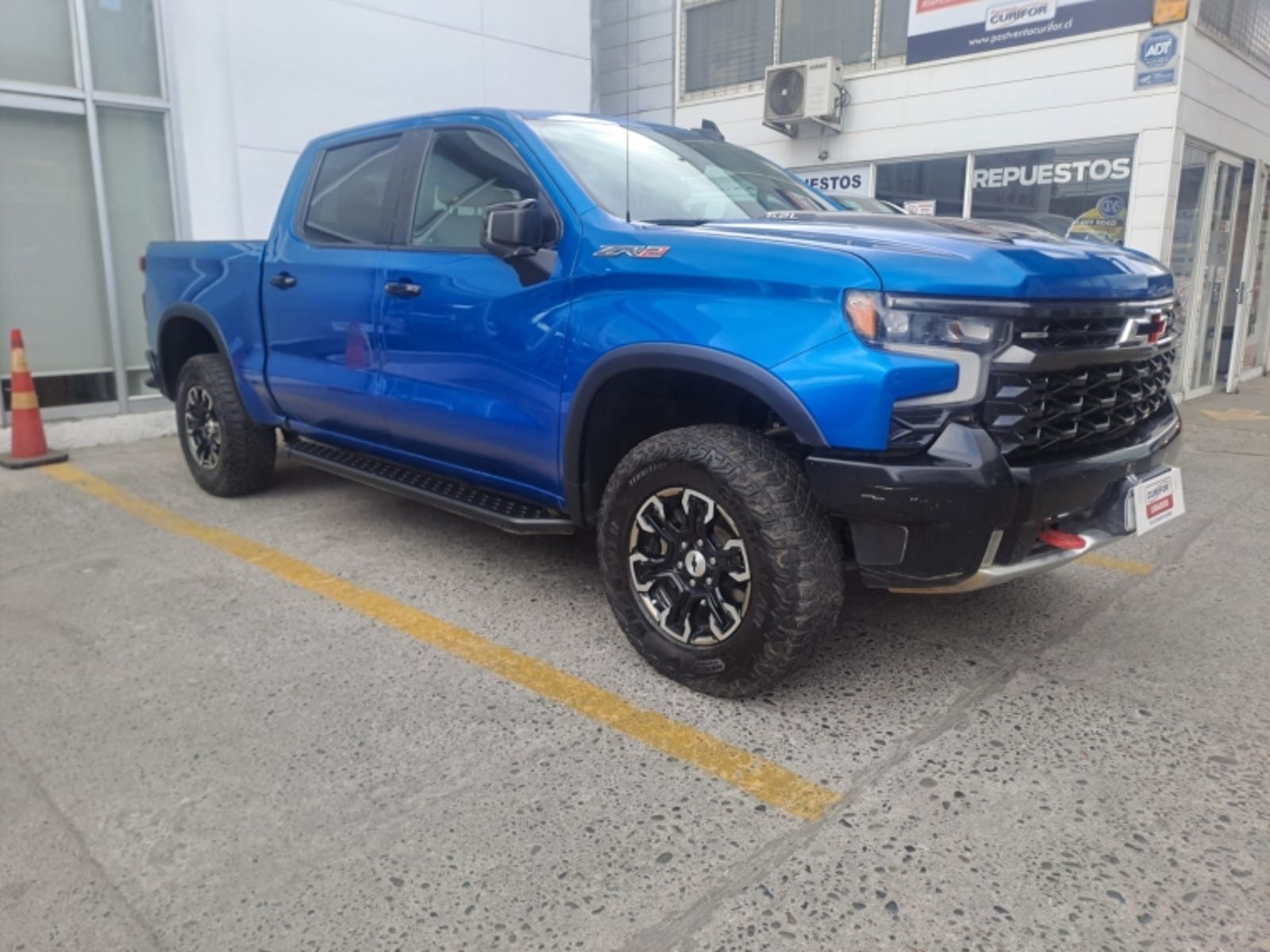 Chevrolet SILVERADO 6.2 ZR2 AT 4X4 - DESCUENTA IVA 2024 - Imagen 3 de 15