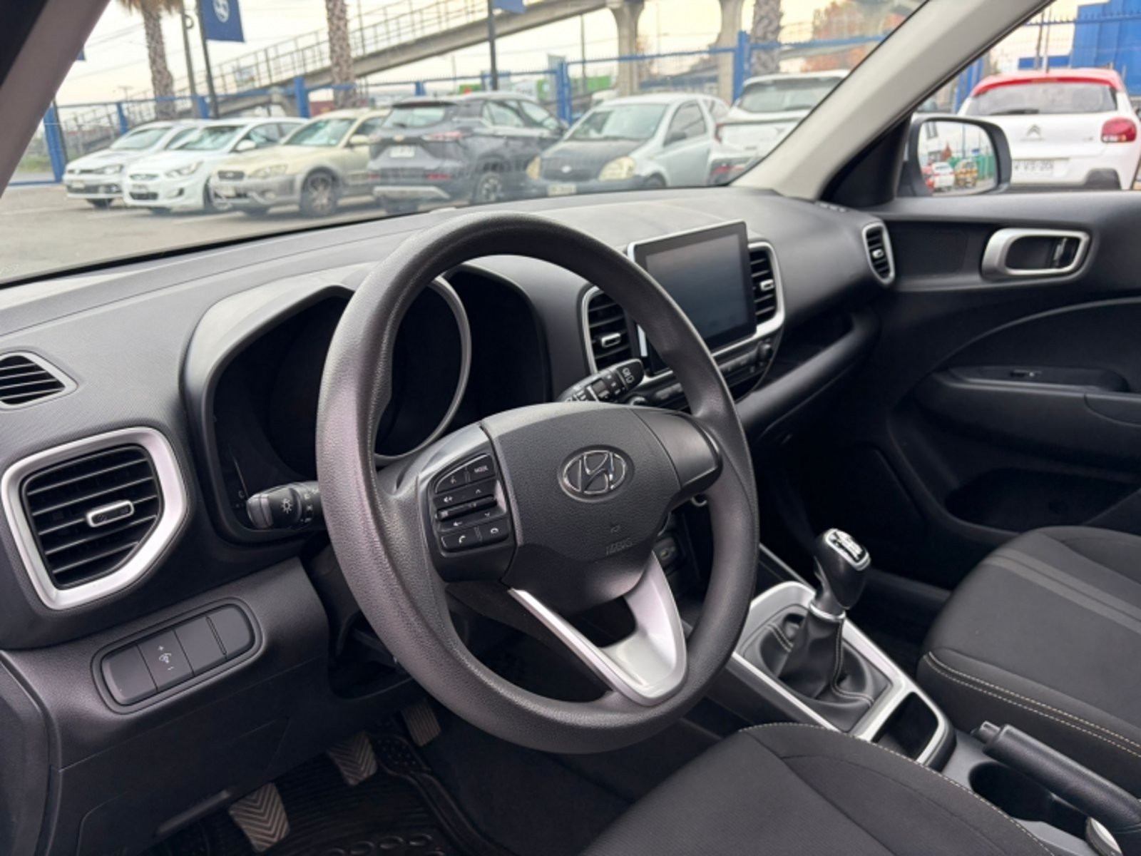 HYUNDAI VENUE 1.6 QX PLUS MT 2022 - Imagen 8 de 11