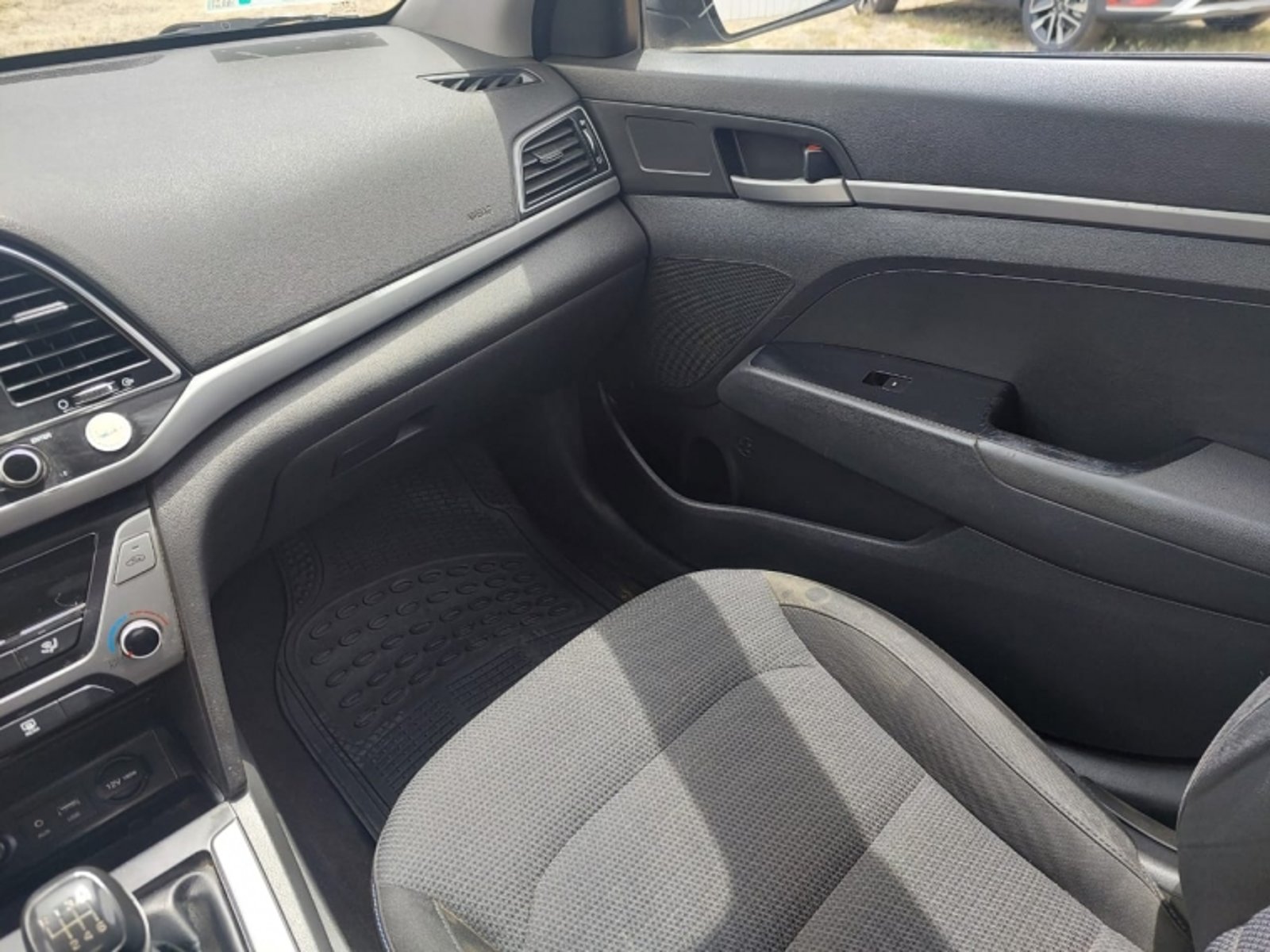 Hyundai ELANTRA GL 1.6 2017 - Imagen 8 de 12