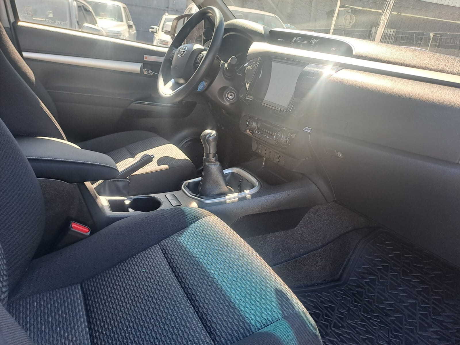 Toyota HILUX 2.4 SR MT 4X2 DIESEL 2024 - Imagen 7 de 9