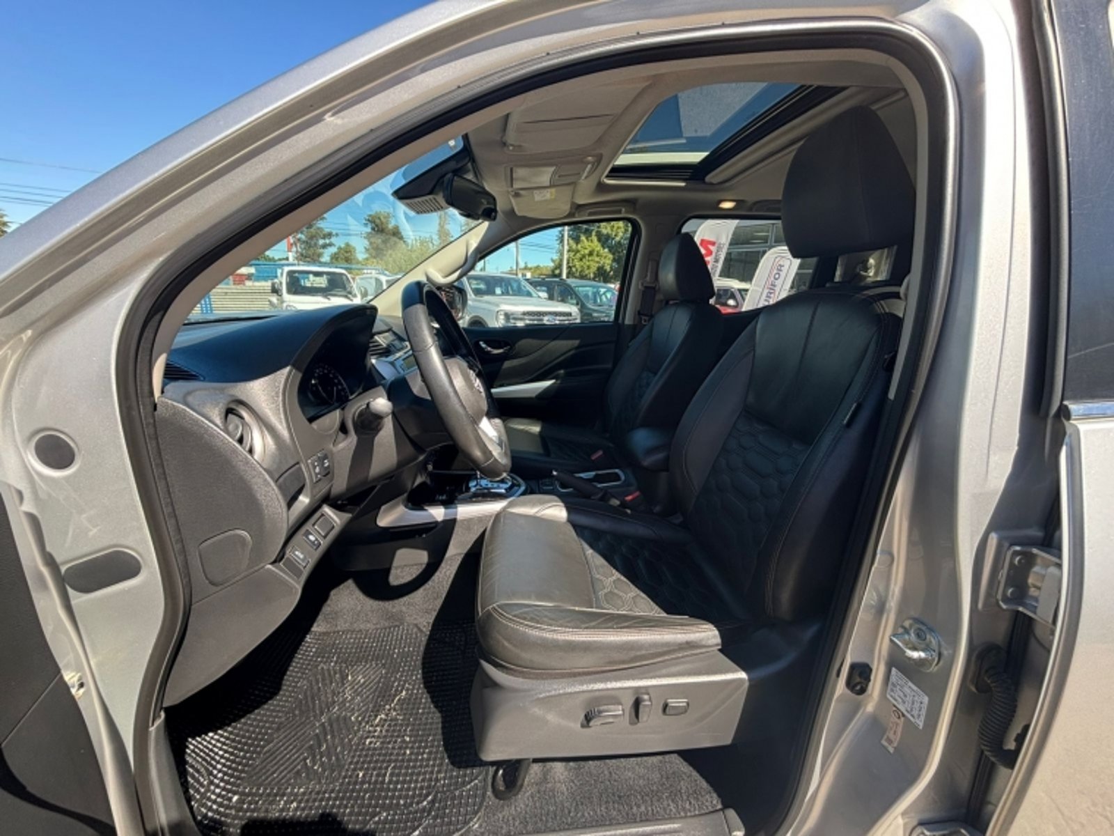 Nissan NAVARA 2.3 DC PLATINUM AT 4X4 DIESEL 2023 - Imagen 13 de 18