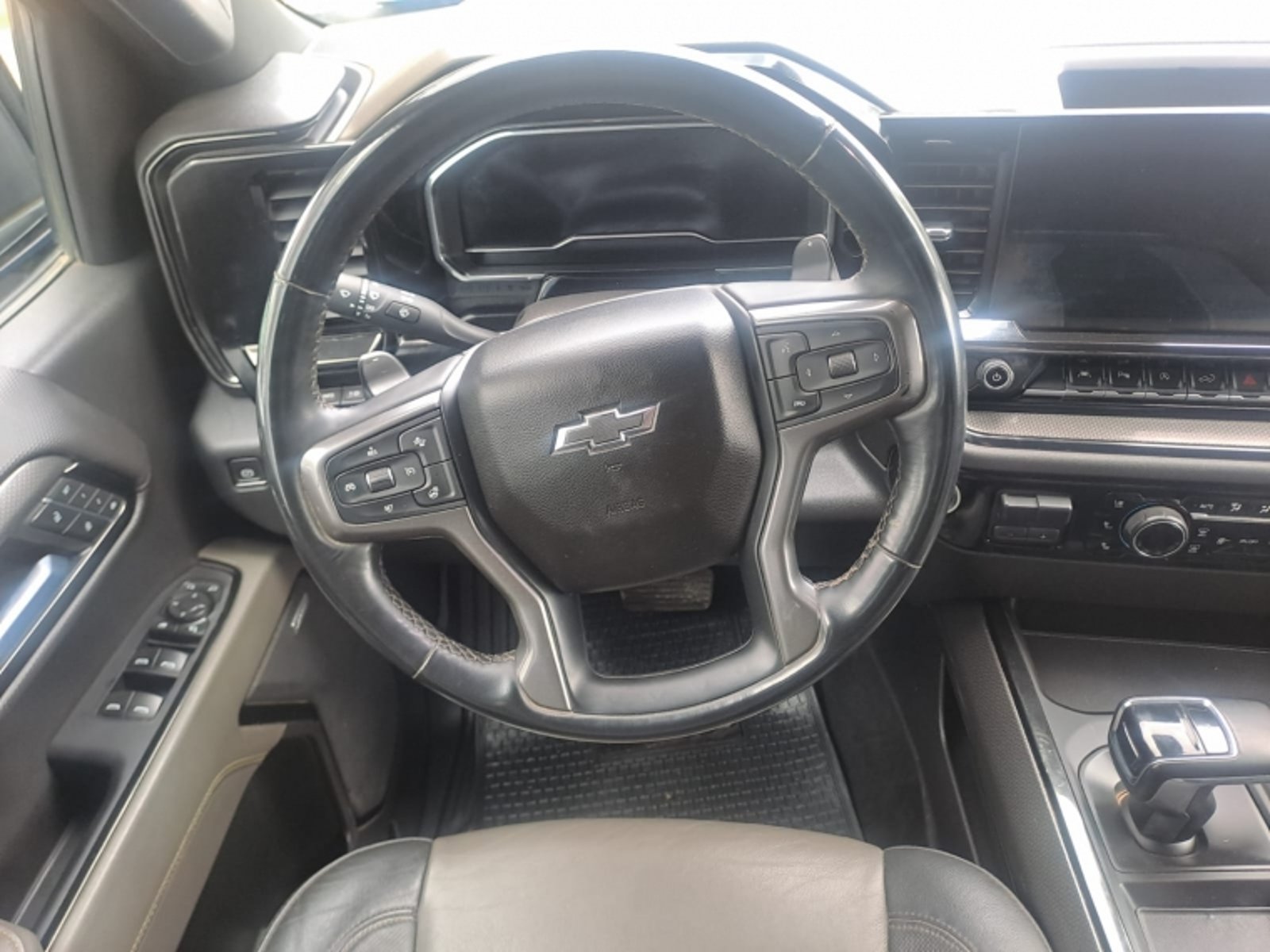 Chevrolet SILVERADO 6.2 ZR2 AT 4X4 - DESCUENTA IVA 2024 - Imagen 10 de 15