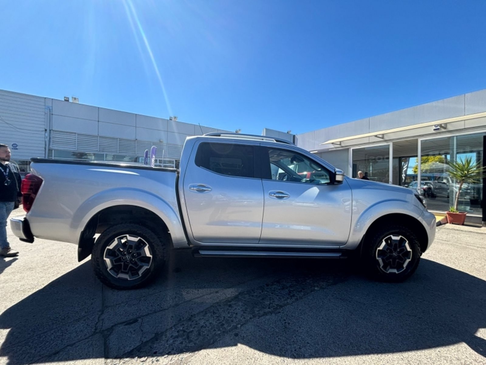 Nissan NAVARA 2.3 DC PLATINUM AT 4X4 DIESEL 2023 - Imagen 7 de 18