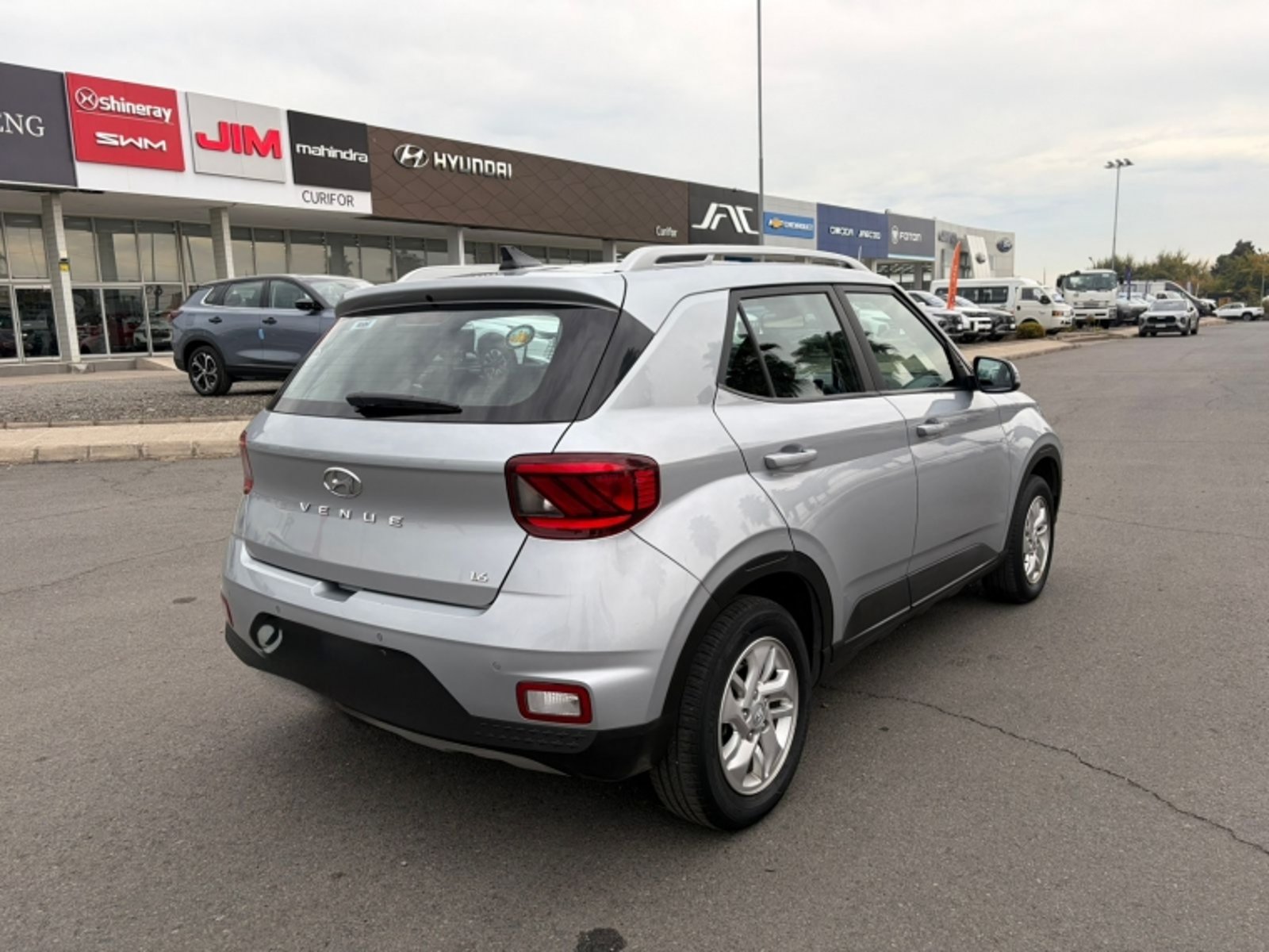 Hyundai VENUE 1.6 QX PLUS MT 2022 - Foto 2 de 11