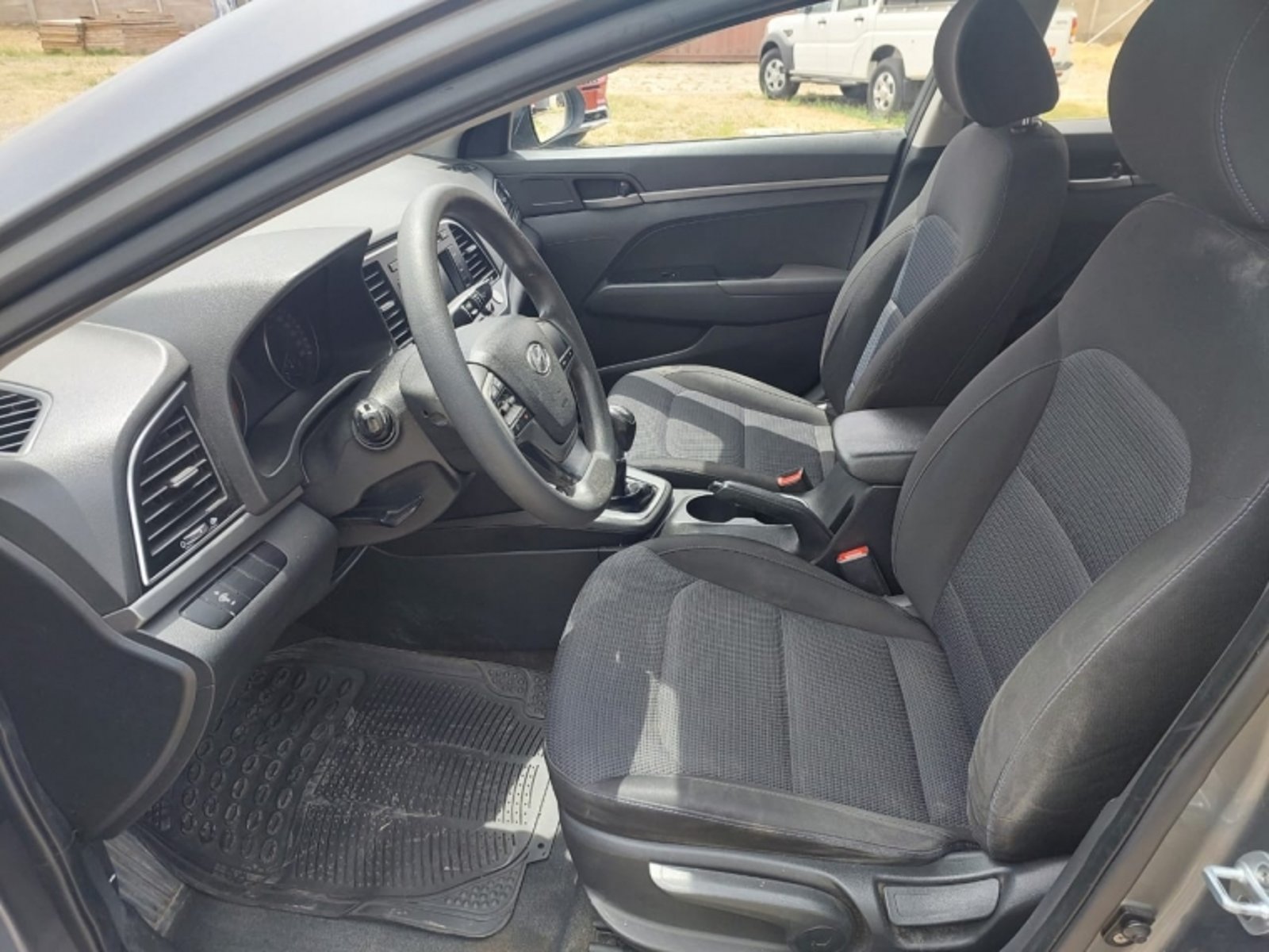 Hyundai ELANTRA GL 1.6 2017 - Imagen 7 de 12