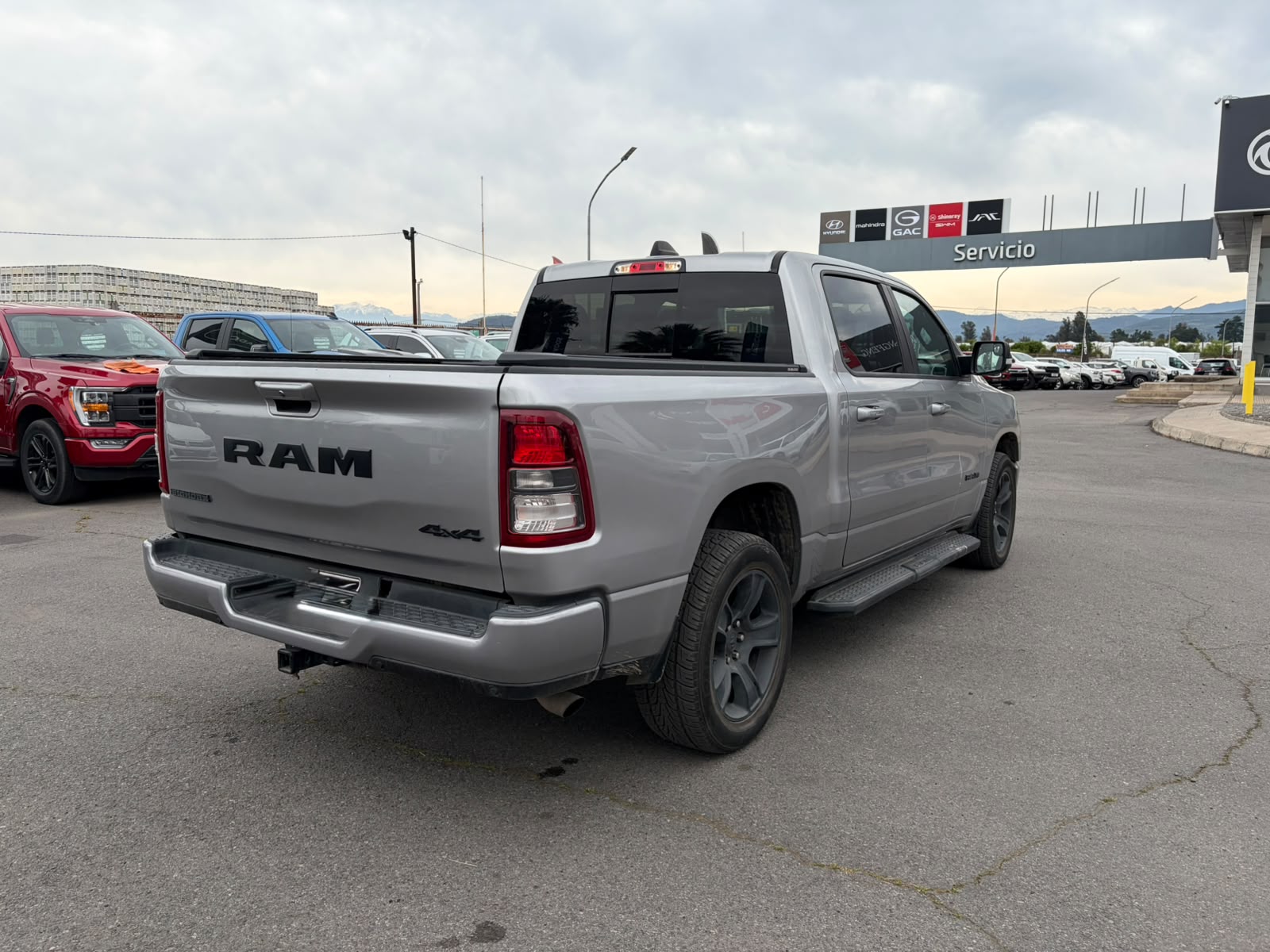 RAM 1500 BIG HORN CREW CAB 4X4 3.6 AUT 2022 - Foto 4 de 10