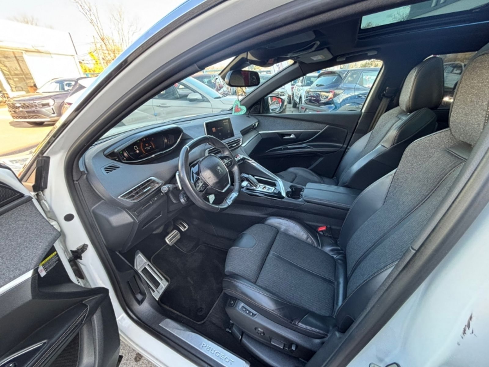 Peugeot 5008 1.6 GT-LINE THP 165HP E6 AT 2018 - Imagen 15 de 20