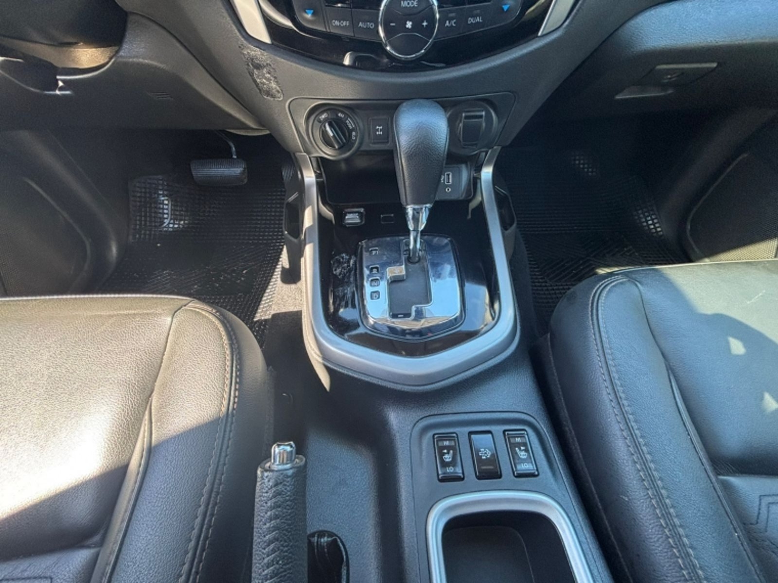 Nissan NAVARA 2.3 DC PLATINUM AT 4X4 DIESEL 2023 - Imagen 16 de 18