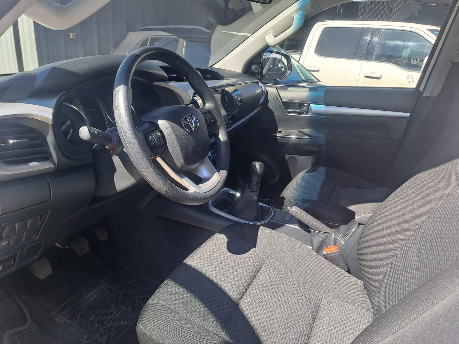 Toyota HILUX 2.4 SR MT 4X2 DIESEL 2024 - Imagen 6 de 9