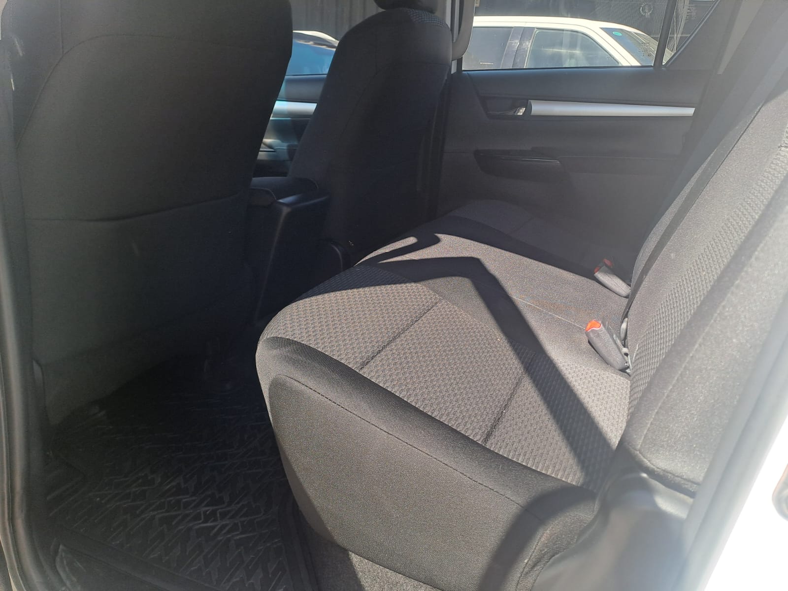 Toyota HILUX 2.4 SR MT 4X2 DIESEL 2024 - Imagen 8 de 9
