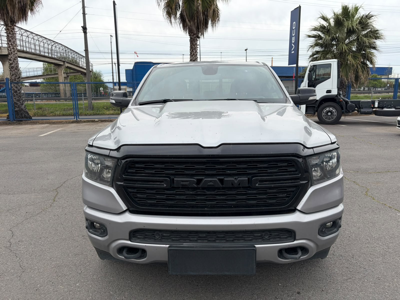 RAM 1500 BIG HORN CREW CAB 4X4 3.6 AUT 2022 - Foto 2 de 10