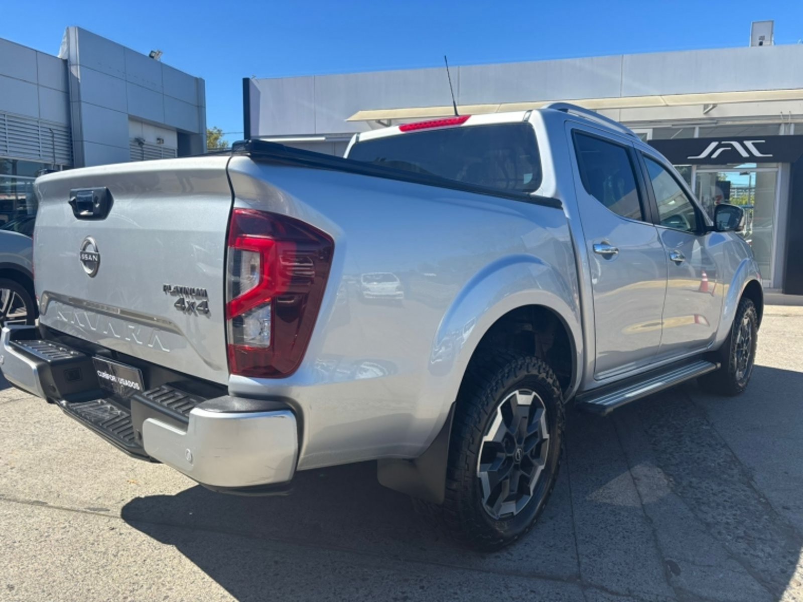 Nissan NAVARA 2.3 DC PLATINUM AT 4X4 DIESEL 2023 - Foto 2 de 18