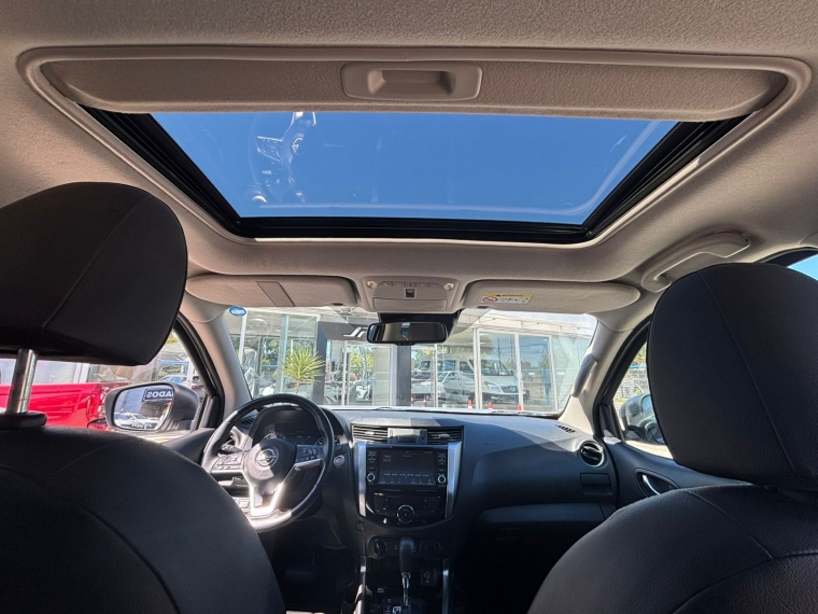Nissan NAVARA 2.3 DC PLATINUM AT 4X4 DIESEL 2023 - Imagen 12 de 18