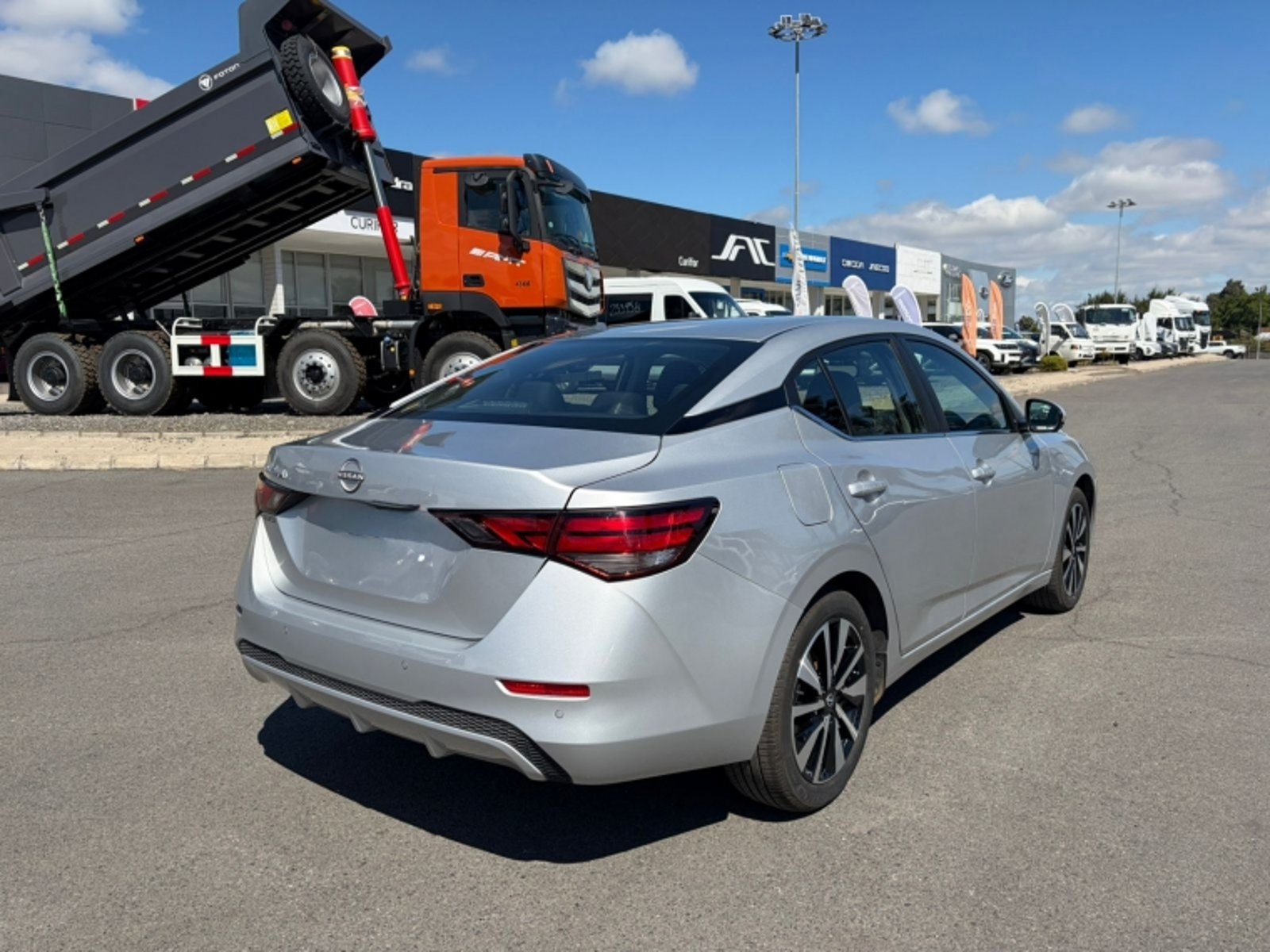NISSAN SENTRA 2.0 ADVANCE AT 2025 - Imagen 3 de 11