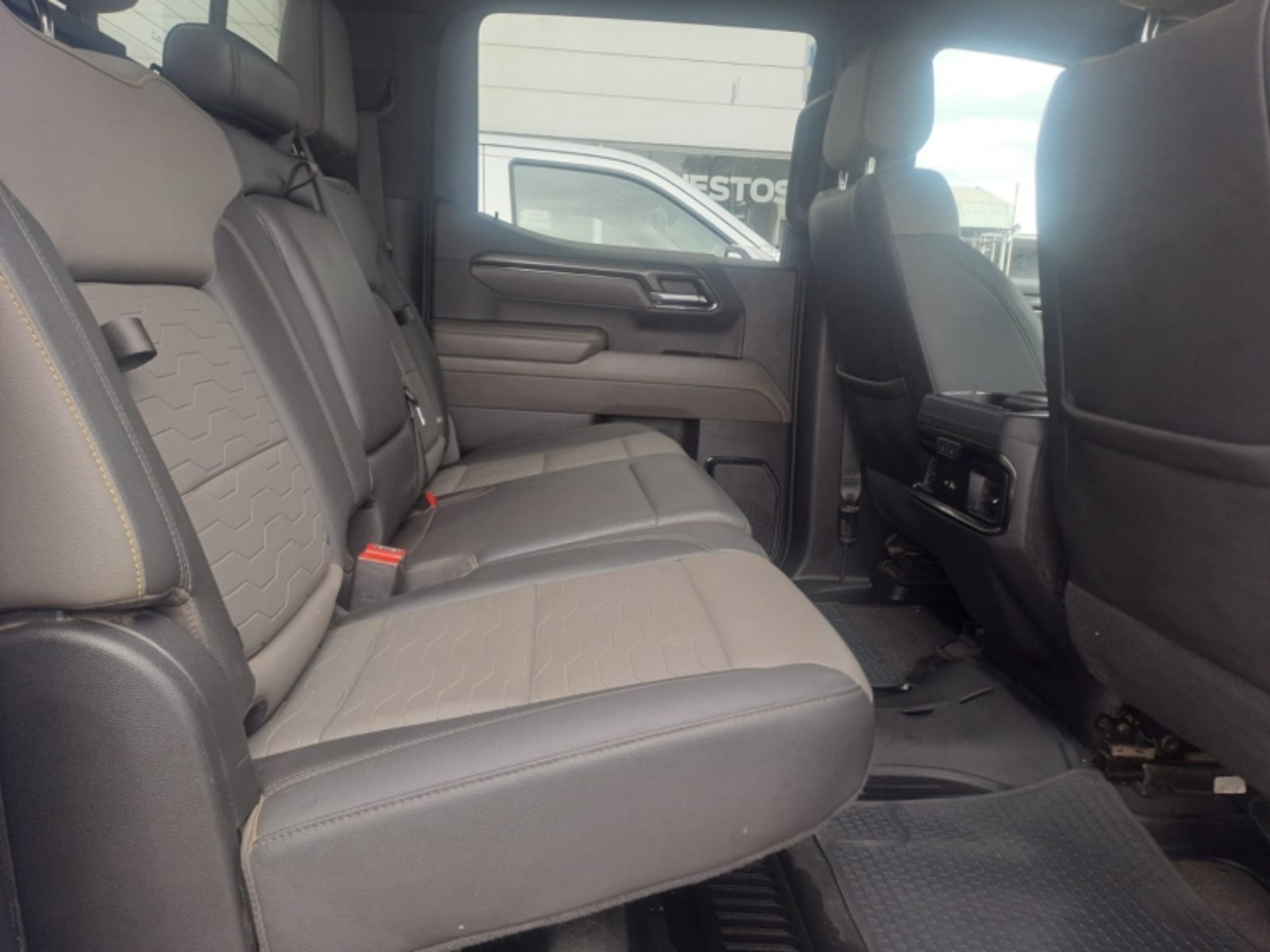 Chevrolet SILVERADO 6.2 ZR2 AT 4X4 - DESCUENTA IVA 2024 - Imagen 12 de 15