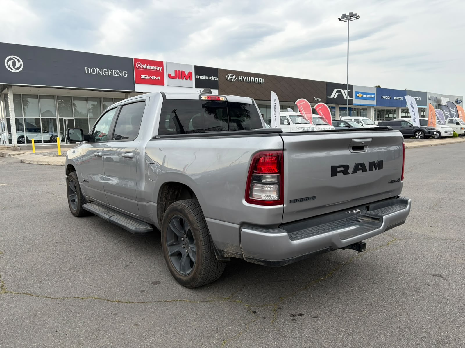 RAM 1500 BIG HORN CREW CAB 4X4 3.6 AUT 2022 - Foto 5 de 10