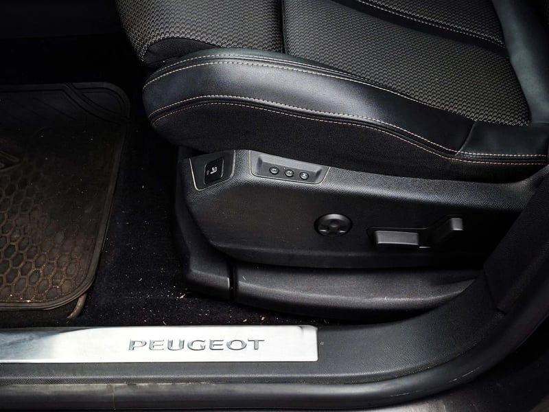 Peugeot 3008 1.6 2022 - Imagen 14 de 20