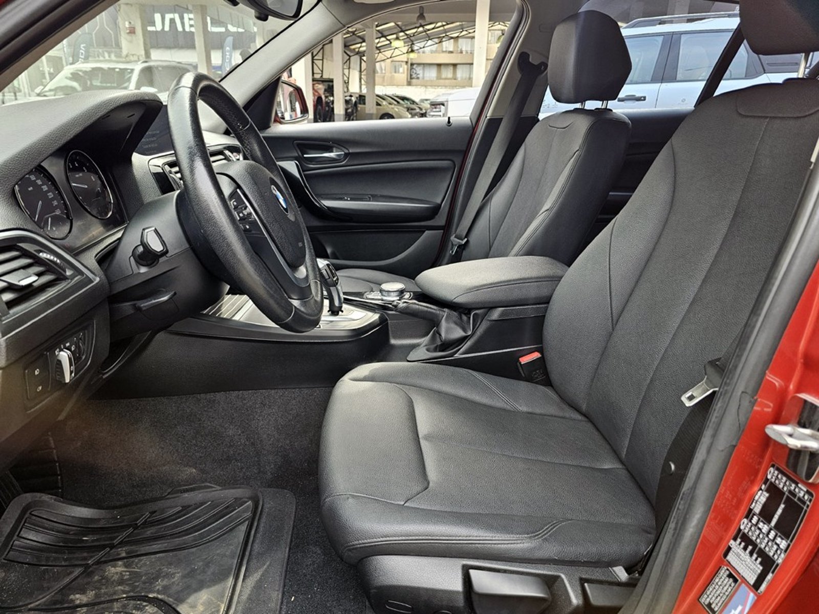 BMW 118 I LC 1.5 AUT 2018 - Imagen 12 de 20