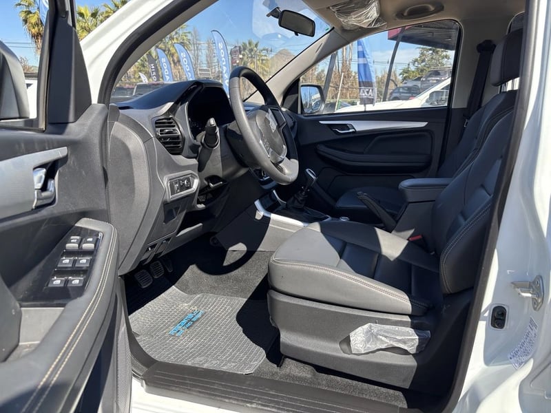 JIM RE-MAX MT 4X4 2.5L DIESEL 2026 - Imagen 14 de 20