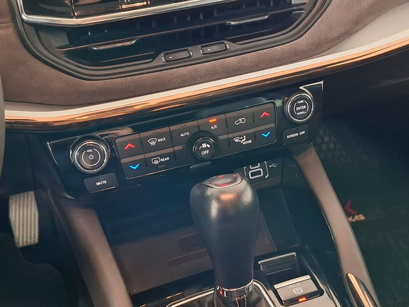 Jeep COMMANDER OVERLAND 4X4 2.0 AUT 2023 - Imagen 18 de 20