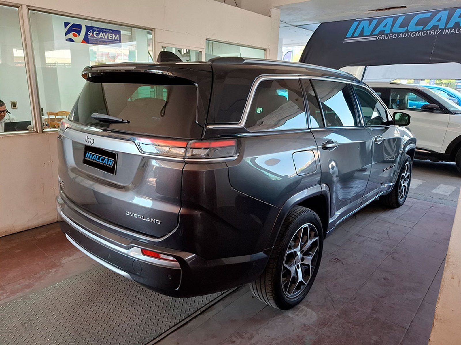 JEEP COMMANDER OVERLAND 4X4 2.0 AUT 2023 - Imagen 9 de 20