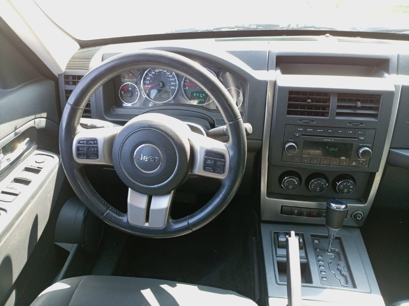 Jeep LIBERTY 3.7 AUT 4X4 2011 - Imagen 9 de 10