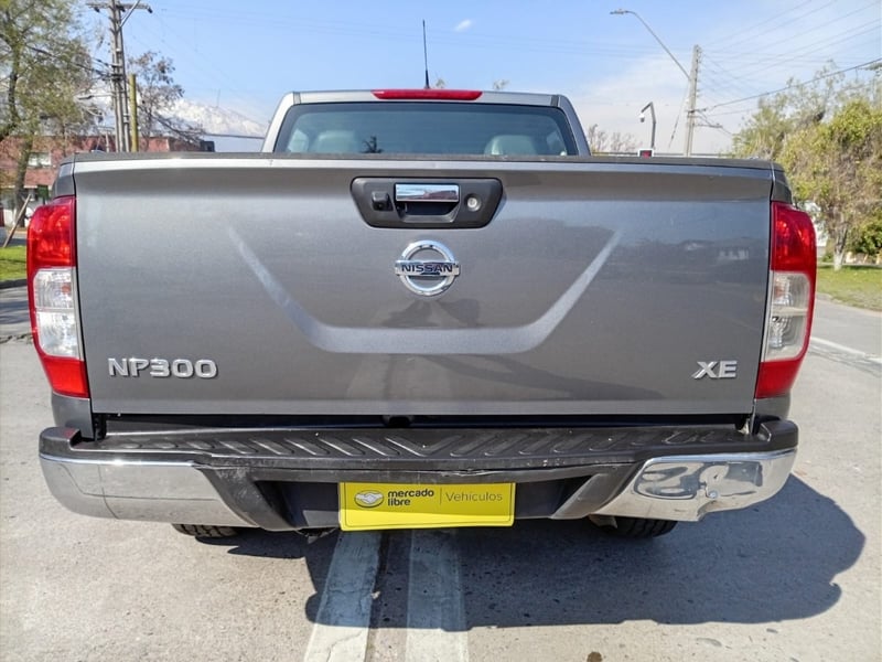 Nissan NP300 XE DCAB 2.3 4X2 DIESEL 2018 - Imagen 6 de 10